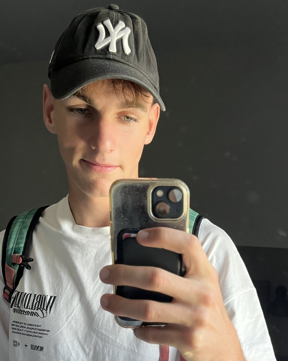Spiegel-Foto von Tobias mit Kappe und weißem T-Shirt