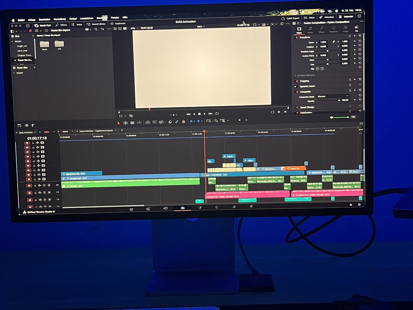 Schnittplatz mit DaVinci Resolve auf dem Monitor, blaues Licht