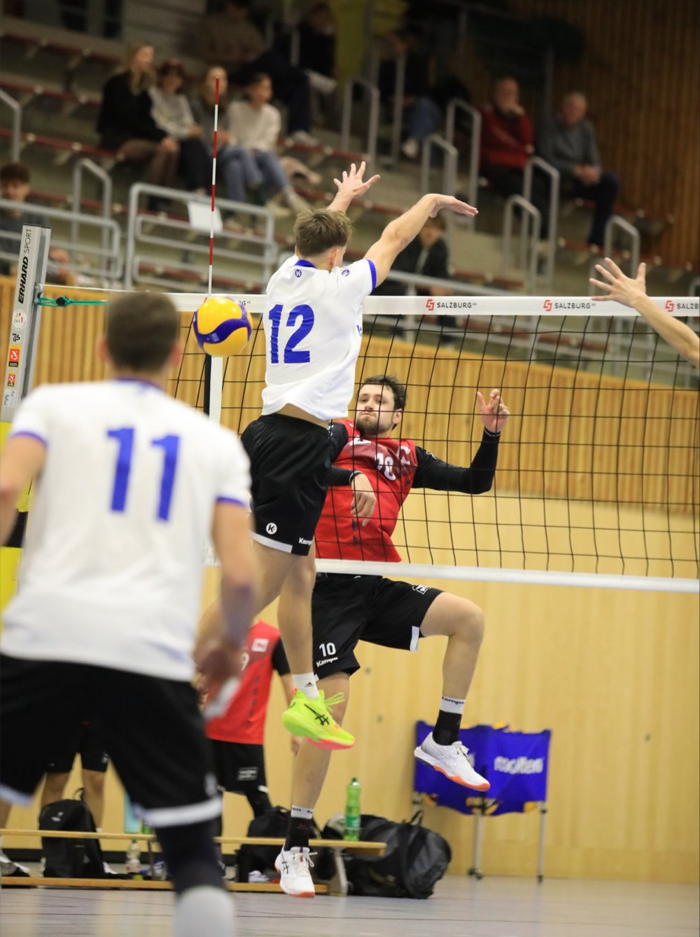 Tobias mit der Nummer 12 beim Angriff am Netz